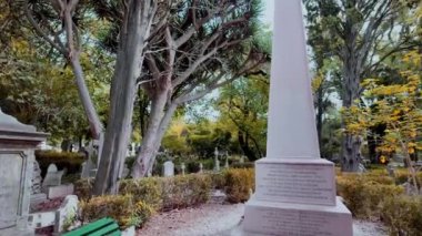 Lizbon, Portekiz 'deki antik mezarlıkta taş mezar.