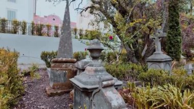 Eski mezar taşları olan bir mezarlık, Lizbon, Portekiz