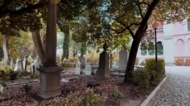 Lizbon, Portekiz 'deki mezarlıkta mezar taşlarının yanında.