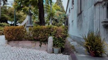 Lizbon, Portekiz, mezarlarla çevrili eski taş mezar.