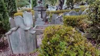 Lizbon, Portekiz 'deki eski taş mahzen yakınlarında mezar taşları