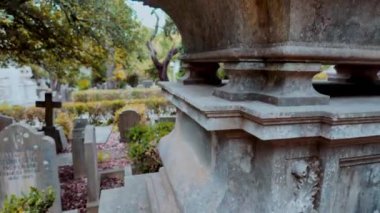 Lizbon, Portekiz 'deki eski mezarlıkta mezar ve mezar işaretleri