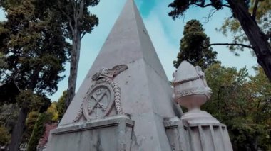 Orman mezarlığındaki mezar taşları, Lizbon, Portekiz