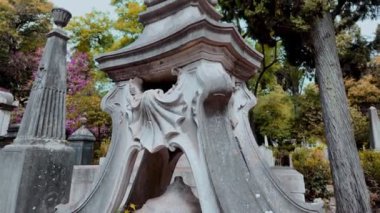 Lizbon, Portekiz 'deki mezarlıkta taştan mezarlar.