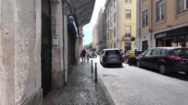 Lizbon 'un canlı caddelerini ve ünlü anıtlarını keşfeden ziyaretçiler.