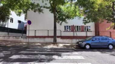 Lisbons sokaklarının turistlerle dolu enerjisini yakalıyor..