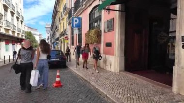 Lisbons sokaklarında yürüyüp, ünlü simgelerini görmek..