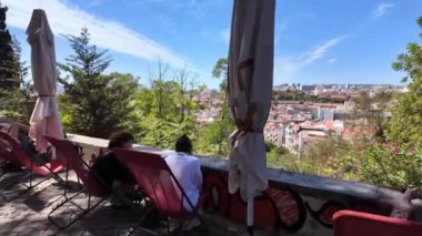 Lisbonlar 'ın hareketli caddeleri ve en önemli mekanlarını yakalıyorlar..