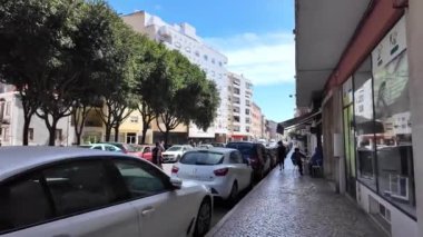 Lizbon 'un canlı sokaklarını ve manzaralarını keşfeden turistler.