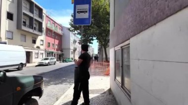 Lisbons caddelerinin, ünlü sitelerde turistlerle dolu kentsel görüntüleri..