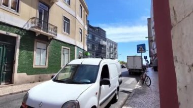 Lizbon sokakları tarihi yerlerin tadını çıkaran ziyaretçilerle dolu.