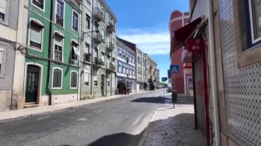 Canlı sokaklar boyunca Lisbons 'un ünlü simgelerini deneyimleyen turistler.