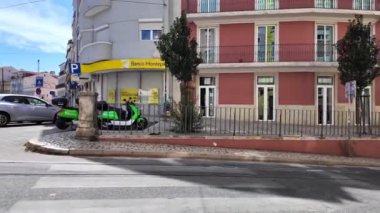 Meşgul Lizbon sokakları ünlü turistik bölgelerin tadını çıkaran ziyaretçilerle dolu.