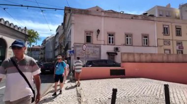 Lizbon 'un sokak manzarası. Ziyaretçiler şehrin en gözde yerlerinde..