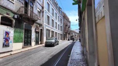 Lisbonlar tarihi yerleri ziyaret eden gezginlerle dolu hareketli caddeler.