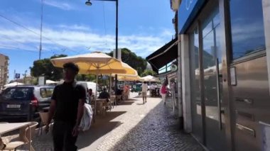 Kalabalıkla Lizbon 'u yürüyerek dolaşarak ünlü anıtların tadını çıkarıyorlar..