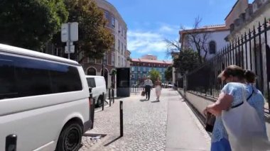 Lizbon sokaklarının üst düzey ziyaretçilerle dolu görüntüleri.