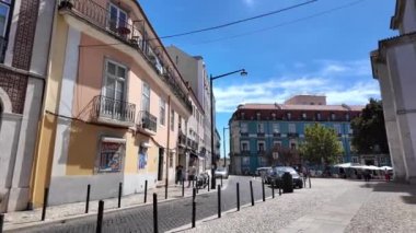 Lizbon sokaklarının turist ve kültür simgeleriyle dolu görüntüleri