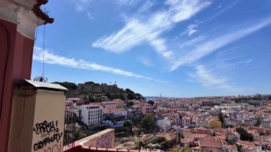 Lizbon 'un ünlü şehirlerini gezen turistler canlı sokaklarda yürüyorlar..