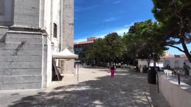 Lisbons tarihi caddelerinde gezinen turistler, en önemli yerleri keşfediyorlar..