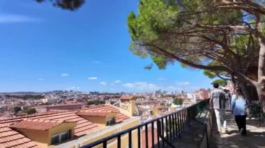 Lisbons sokaklarının ve kültürel etkinliklerin keyfini çıkaran ziyaretçiler.