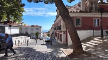 Lisbonların canlı sokak yaşamını turistler ve simgelerle yakalamak.