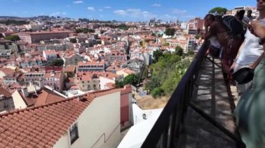 İnsanlar ünlü noktalar keşfetmek için Lisbons sokaklarında yürüyorlar..