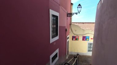 Lisbons caddeleri popüler yerlere yürüyen insanlarla dolu..