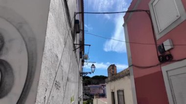 Turistler Lisbons 'un ünlü sokaklarının manzarası ve seslerinin keyfini çıkarıyorlar..