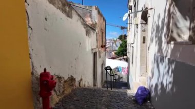 Lisbons sokaklarının ikonik noktalarda turistlerle çekilmiş görüntüleri..