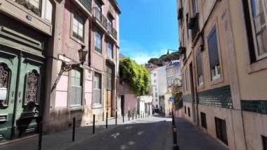 Lisbons tarihi caddelerini ve kültürel simgelerini deneyimleyen turistler.