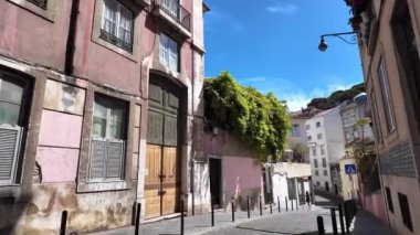 Lisbons 'un enerjisini ele geçirmek, turistlerin ünlü kent simgeleri ve caddelerde olması.