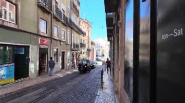 Lizbon 'un sokakları şehir simgelerini deneyimleyen ziyaretçilerle dolu..