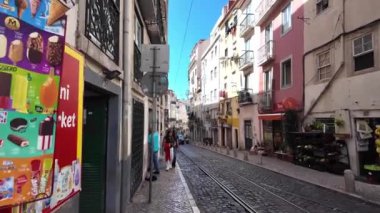 Lisbons sokaklarında gezen turistler, ünlü simgeler keşfediyorlar..