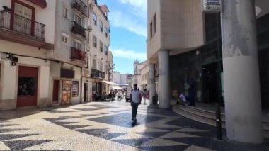 Lizbon 'un tarihi sokaklarının ve ikonik cazibelerinin canlı görüntüleri.