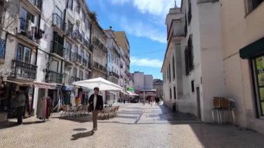 Lizbon sokaklarında gezen ziyaretçiler, ilgi odağı oluyorlar..