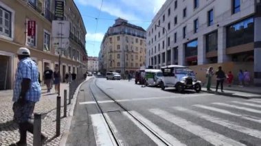 Lizbon 'u yürüyerek keşfetmek, canlı sokak manzaraları ve işaretleri yakalamak..