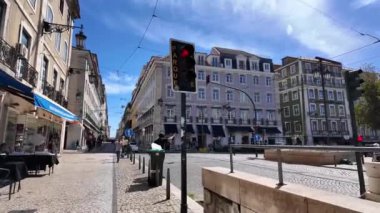 Lizbon 'un sokak manzarası tarihi yerlerdeki ziyaretçilerle dolup taşıyor.