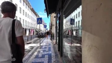 Lizbon sokaklarını gezen ziyaretçiler, ünlü noktaların yakınları..