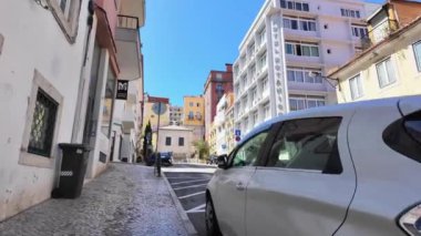 Lizbon sokaklarının en iyilerini keşfederken, turistler en popüler bölgelerde