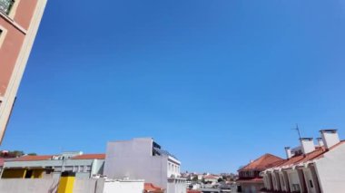 Lisbons 'un ünlü sokakları ve tarihi yerleri ziyaret eden ziyaretçiler.