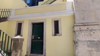 Lisbons sokaklarının güzelliği, manzaraları gören insanlarla doludur..