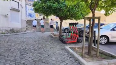 Lizbon 'da turistlerin bulunduğu hareketli sokak sahneleri.