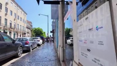 Lisbons sokaklarını turistik yerlerle keşfeden insanlar.