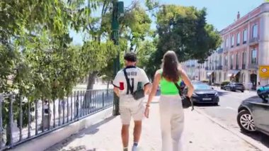 Lisbons 'un ünlü sokak ve turist kalabalığının sokak seviyesinde fotoğrafları..