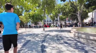 Lizbon sokakları ünlü anıtlarını keşfeden gezginlerle dolu..