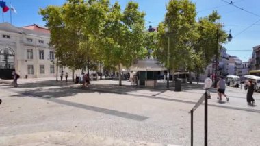 Lizbon 'un hareketli sokaklarında gezen turistler popüler eğlence merkezlerinin yakınında.