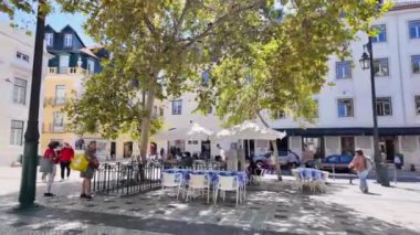 Meşgul sokaklar boyunca ziyaretçileri çeken ünlü Lizbon simgeleri.