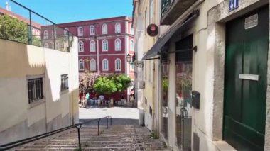 Lisbons sokaklarının turistik etkinliklerle dolu enerjisini yakalıyor.