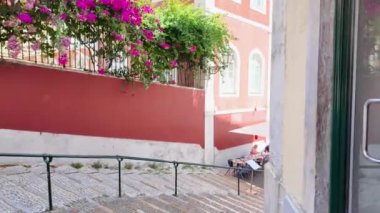 Lizbon 'u yürüyerek dolaşırken, kalabalıklar şehrin en gözde mekanlarını geziyor..